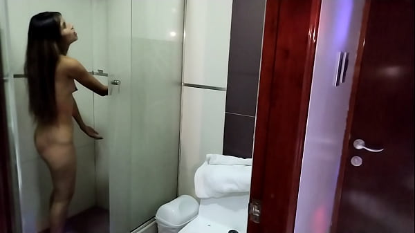 Miro Tras La Puerta A Mi Cu&ntilde;ada Y La Atrapo En La Ducha. thumbnail