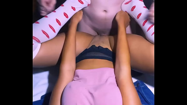 La universitaria se ofrece al amigo del novio por una buena recomendaci&oacute;n. 