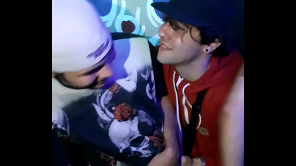 Giovanni Spiassi pegando no pau do amigo na balada gay. Taty Cass