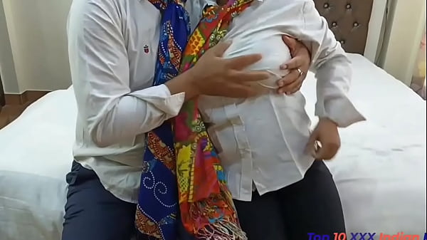 देसी आंटी को हरमी लड़के ने पटाकर छत पर बारिश में चोदा। thumbnail