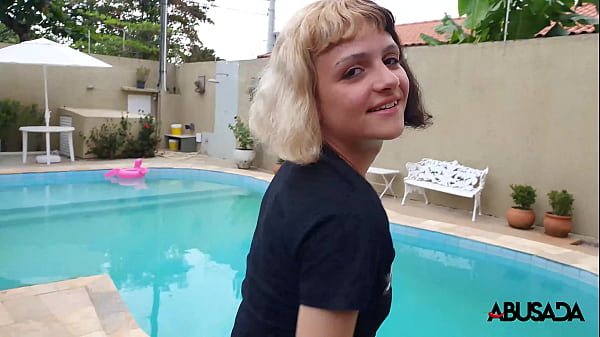 A Safada Mostrou Tudo Na Piscina thumbnail
