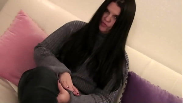 My pretty feet make you hard 