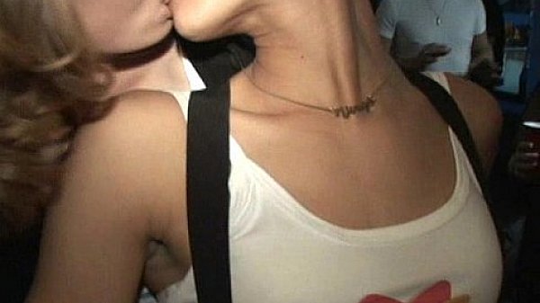 Nonton Lesbo Cutie Carla Cums In Her Camo Panties Fists Girlfriend Kimmie's Pussy thumbnail