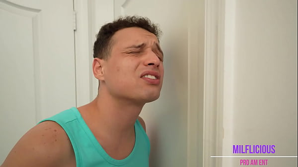 Nonton Let Me In The Bathroom. Its Urgent! With Hot Redhead Stepmom Jessica Aaren Intro Extended thumbnail