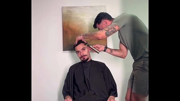 Esse barbeiro n&atilde;o s&oacute; cortou bem como gozou gostoso 