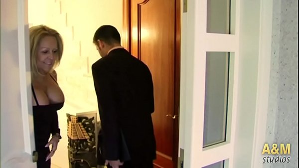 Play MP4 - A mature woman fucks a commercial in her house&period; A pleasure for her hot ass &excl;&excl;