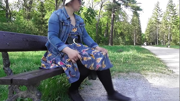 Nonton Chubby Mature Woman Show Hairy Pussy In The Park thumbnail