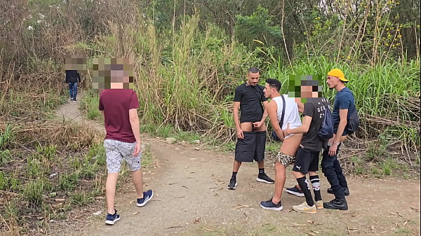 Levei 2 Amigos H&eacute;teros Para Foder Meu Cu Em P&uacute;blico, Onde Homens Costumam Fazer Caminhada. Enquanto Cada Um Se Reserva Para Comer Meu Cu, Uma Plateia De Homens Observa E Se Masturbal. thumbnail