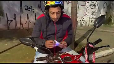 ENTREGADOR GOSTOSO TAVA COM PAU MARCANDO, PEDI PRA CHUPAR.