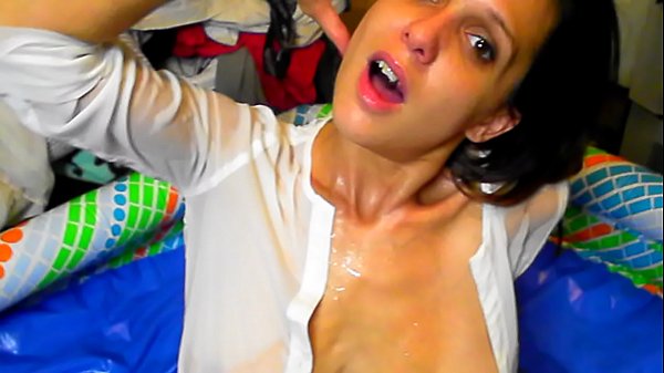 Petite Piss Drinking Beauty thumbnail
