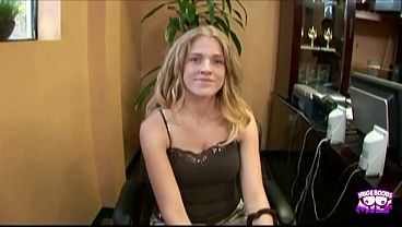 Nonton Lynna Fox Is A Swinger So Michael Stefano Got The Chance To Creampie Her Hard thumbnail