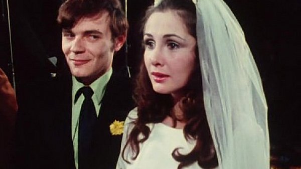 Nonton Bride Sucks Groomsmen At Wedding thumbnail