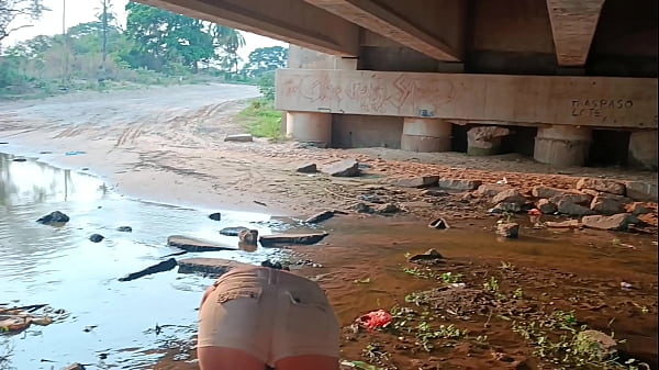 Gran Locura - Gran Sexo Anal En El R&iacute;o Con La Novia De Mi Mejor Amigo El Cuernudo thumbnail