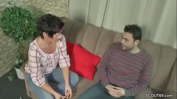 Deutsche Hausfrau Hilft Jungspund Endlich Mal Sex Gehabt Zu Haben thumbnail