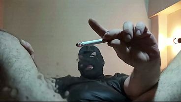 POV - Te vac&iacute_o un cond&oacute_n en la cara, te ignoro y te escupo mientras fumo. Muy humillante.