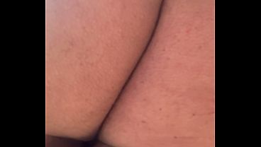 Bumbum branquinho e bronzeado mostrando cuzinho que quer leitinho