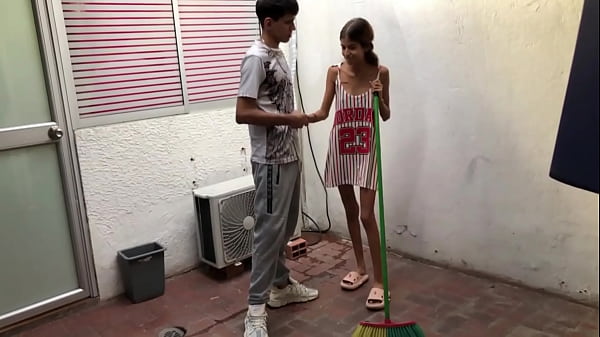 Nonton Mi Hermanastra Me Insiste En Cog&eacute;rmela Y Le Lleno Su Boca De Semen. thumbnail