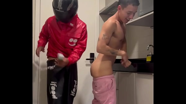 PEDI UM LANCHE E O ENTREGADOR ERA MUITO GOSTOSO. PEDI PRA CHUPAR E ELE ACEITOU, DEPOIS METEU SEM CPA ATE ENCHER MEU CUZINHO DE LEITE. 