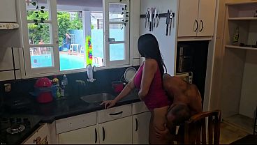 Dei Para Os Amigos Do Meu Marido Na Cozinha Enquanto Ele Limpava A Piscina. thumbnail
