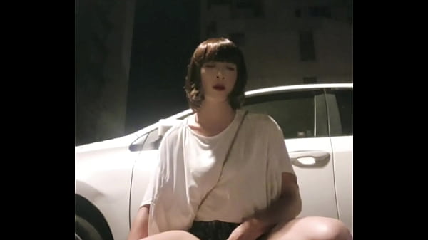 【伪娘】户外放尿 露出内裤给人观赏 thumbnail