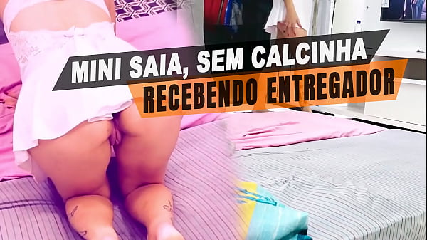 Mostrando A Bucetinha Ao Entregador De Pizza Uma C&acirc;mera Escondida, Enquanto O Corno Do Marido Esperava No Banheiro, Exibicionismo - Cristina Almeida thumbnail