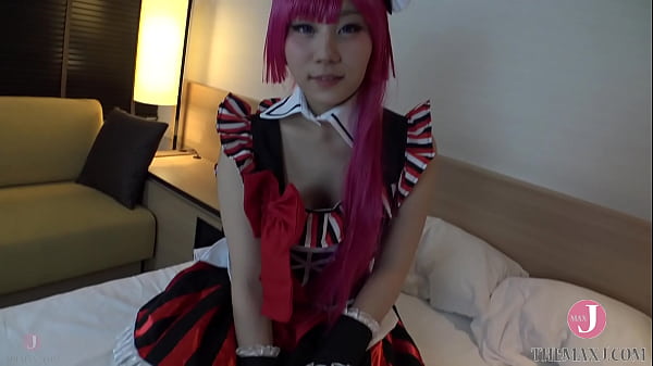 赤髪メイドコスした美女が男二人にイかされる！最後は電マで責められながらフィニッシュ！ - イントロ thumbnail