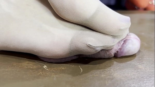 Nonton Close-up Cock And Balls Weight Trampling thumbnail