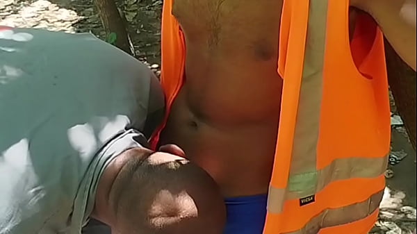 Guardador De Carros , Acabou Metendo Leite No Rabo Do Oper&aacute;rio No Intervalo De Trabalho . thumbnail