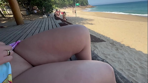 Morena cavala pelada na praia mostrando o rabo na estrada para caminhoneiros 