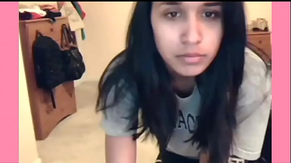 Nonton Quitandose La Ropa Frente Al Webcam thumbnail