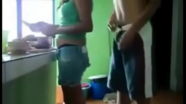 O marido saiu e o amigo aproveitou 