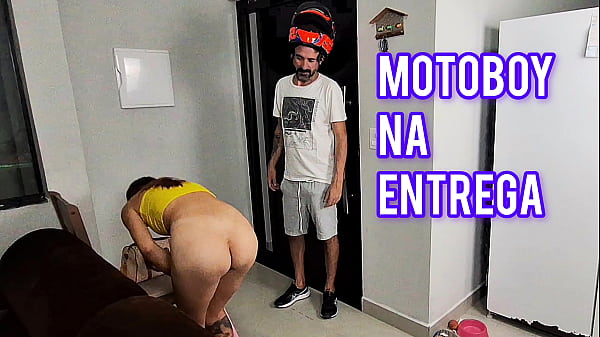 Nonton Safada Sozinha Em Casa Recebe Motoboy S&oacute; De Toalha De Banho! thumbnail