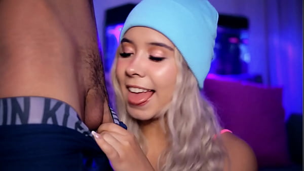 Nonton Latina Webcam Model Makes A Living Sucking Her Friend's Cock Online thumbnail