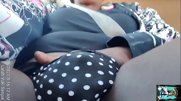 Sexy Milf Gets Off On Side Of Road (KYExperience)