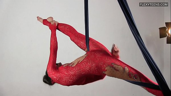 Hungarian young twat stretching her legs 