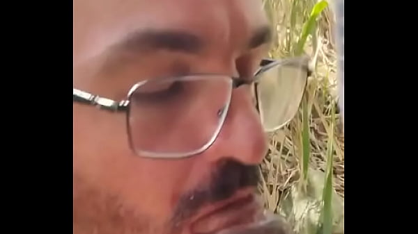 Dando Aquela Mamada Gostosa No Parque. thumbnail