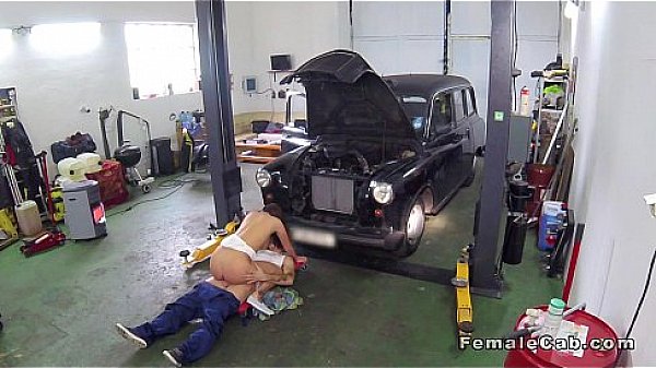 Nonton Auto Mechanic Fucks Female Cab Driver In His Shop thumbnail