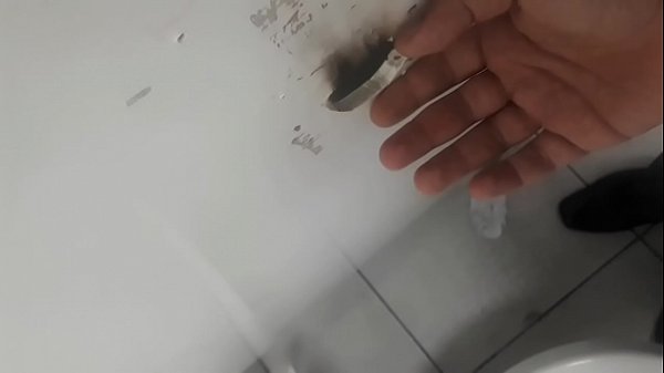 Fazendo m&atildeo amiga no casado pelo glory hole at&eacute gozar