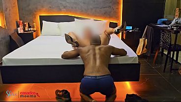 Casada recebe amigo no motel e ganha presente
