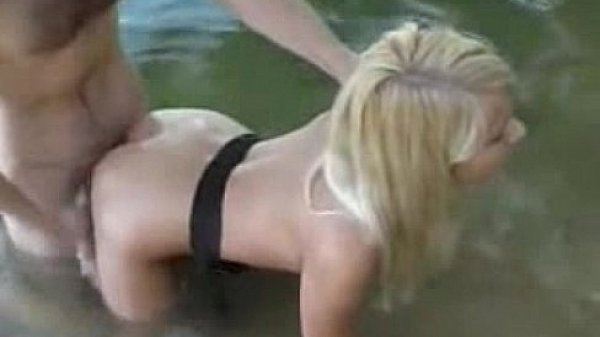 Nonton Levando A Loirinha Para O Mato thumbnail