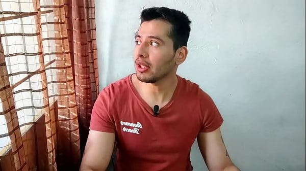 Joven de 19 a&ntilde;os es soprendido usando un dildo por el mejor amigo de su hermano y se lo termina follando con sus 19cm 