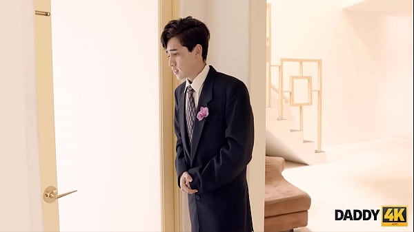 Nonton Daddy4k. Rubia Se Olvida De La Boda Y Cabalga La Polla Del Pap&aacute; De Su Novio thumbnail