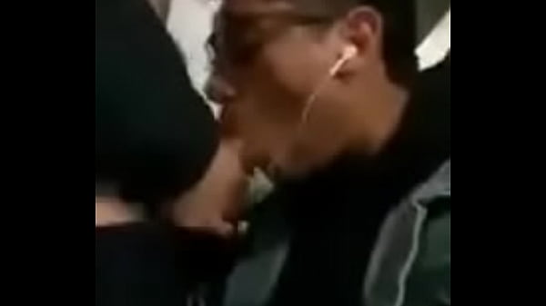 Mamando verga en el metro