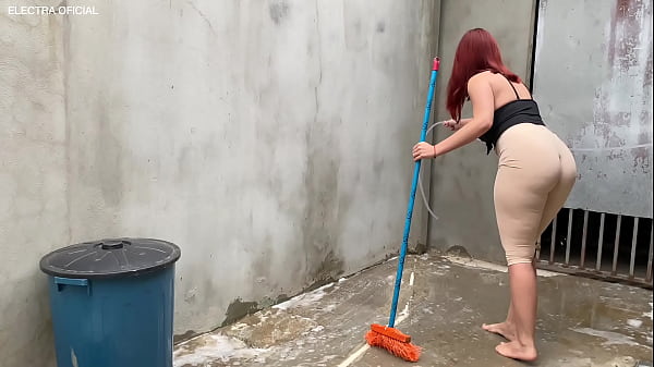 Contratei essa empregada e olha a roupa que ela veio, fiquei louco de tes&atilde;o, que bunda grande 