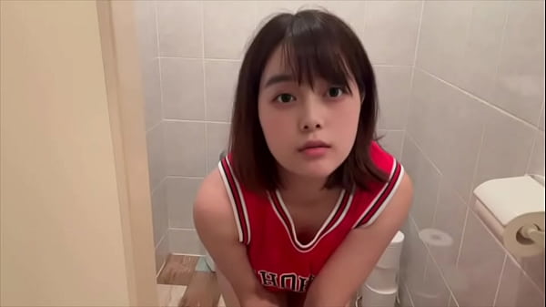 Nonton 部活から帰ってきたら勉強より先にト◯レの中でくちゅくちゅオナニーする可愛い女子バスケ部。 thumbnail