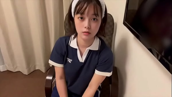 Nonton お風呂上がりにお父さんの椅子の上で大きいデンマをおまんこに当ててアヘアヘしながらオナニーする女子大生。 thumbnail