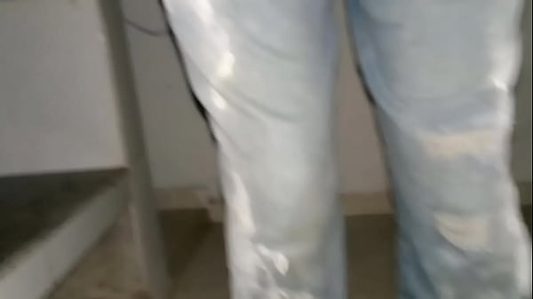 Pa&ntilde;al Orinado Con Pantalones Jeans Y M&uacute;ltiples Orgasmos thumbnail