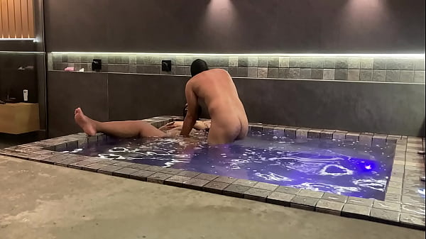 Peguei a morena por traz e soquei com for&ccedil;a na buceta dela que chegou a gritar 