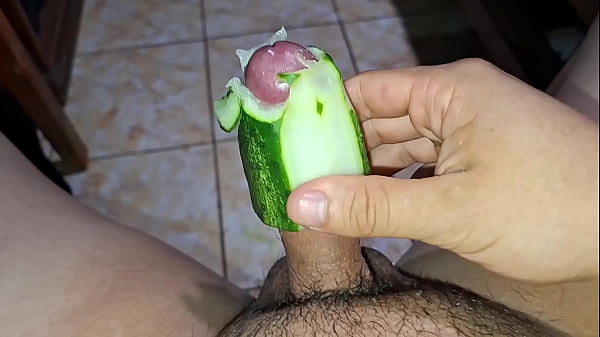 Nonton Haci&eacute;ndome Una Paja Con Un Pepino thumbnail