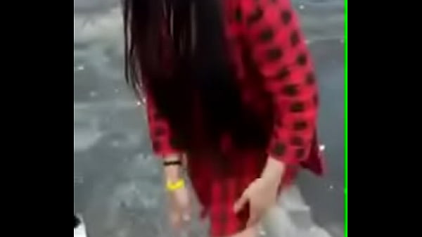 Putita bailando en la calle